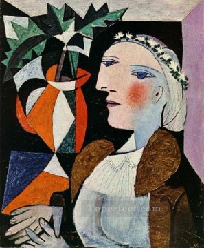 パブロ・ピカソ Painting - 花輪を持つ女性の肖像 1937年 パブロ・ピカソ